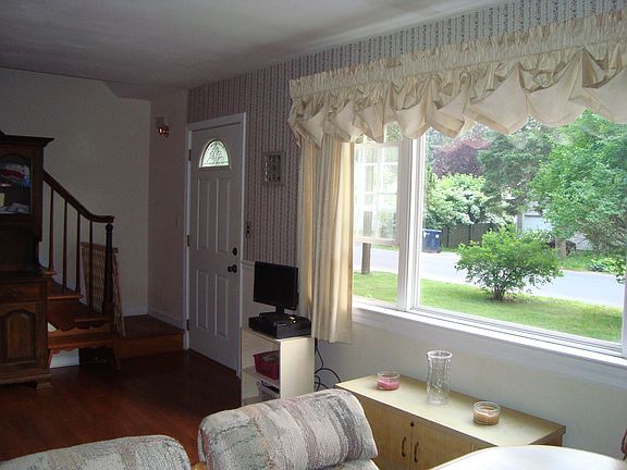 3rd image of 32 Bethpage Dr