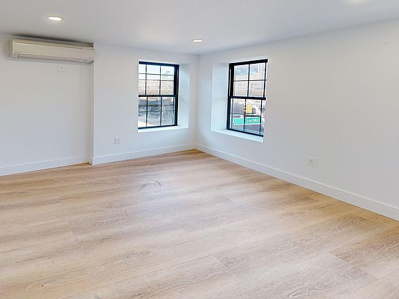 4th image of 50 Clermont Ave #2