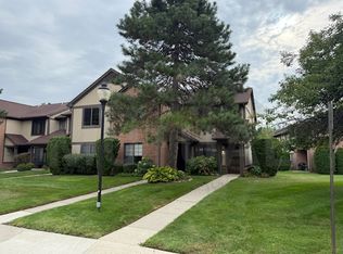 1560 Meadow Side Dr, Rochester, MI 48307