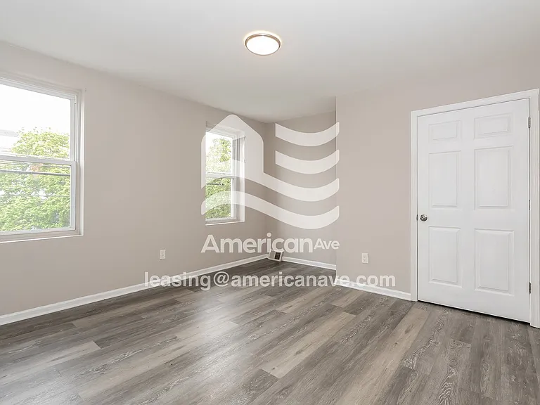 1373543_010_bedroom_9.jpg