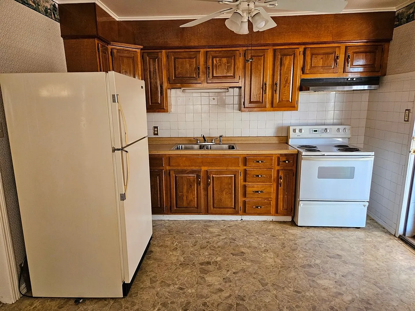 Property with a carport and laundry. — Photo 3