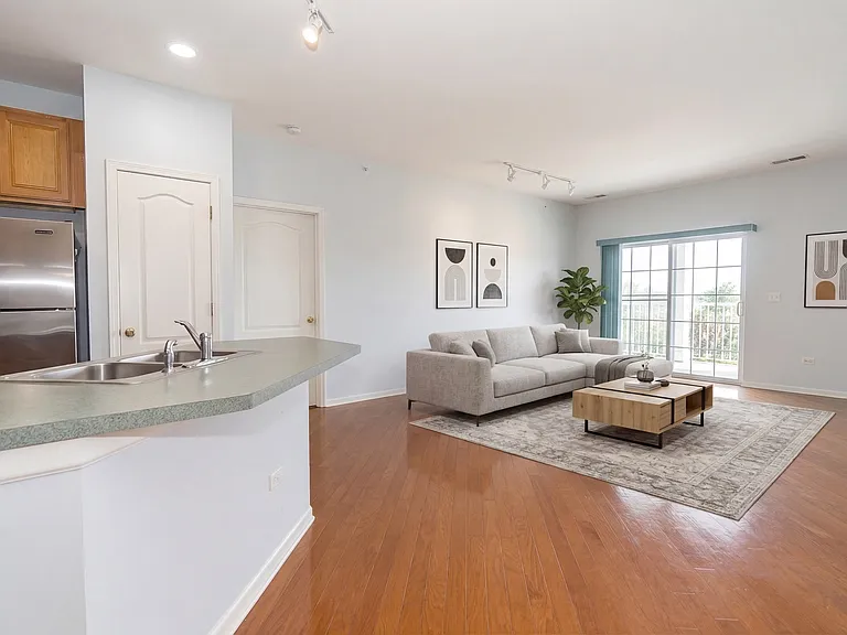 1299 W Lake St #302 — Photo 5