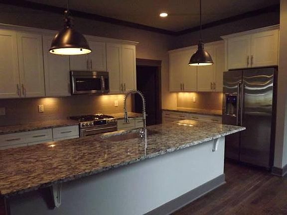 Spacious Kitchen w/walk-in Pantry
