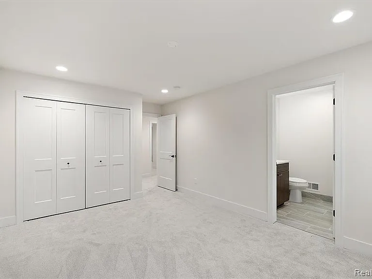 2911 Walsh Dr — Photo 35