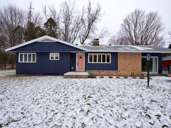 1635 Maple Ln, Benton Harbor, MI 49022