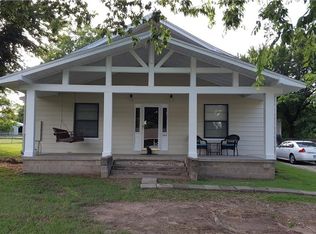 1304 N Mill St, Bowie, TX 76230