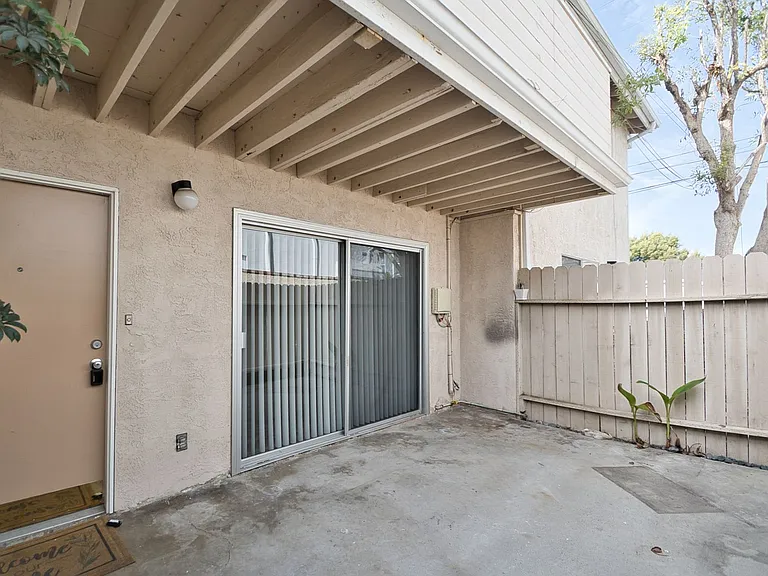 2302 Marshallfield Ln — Photo 2