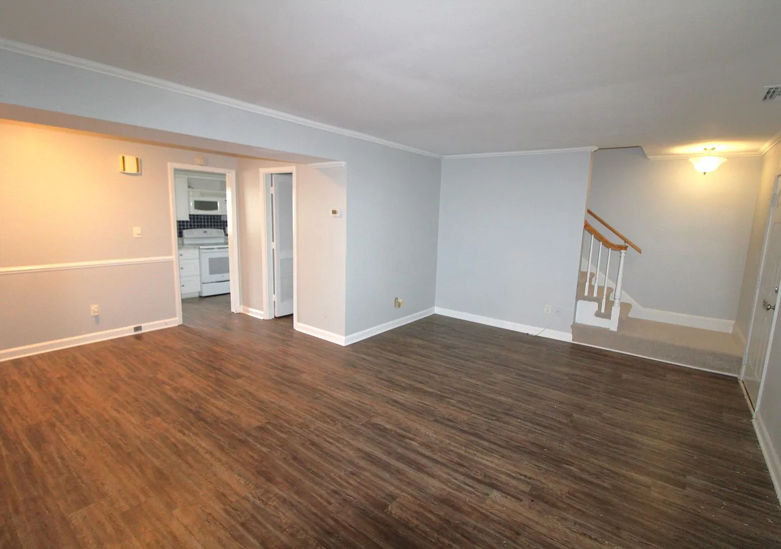 (Coming Soon) 3 Bedroom Townhome by the Light Rail! — Photo 4