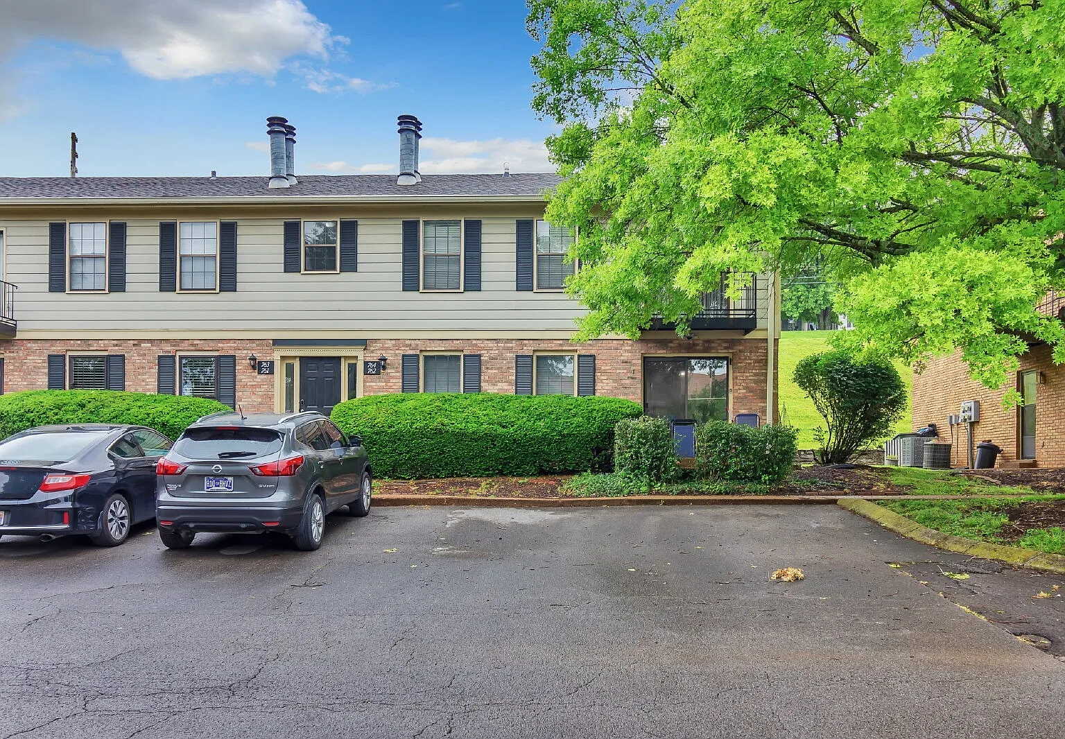2 bed, 1.5 bath, 990 sqft, $1,800 — Photo 2