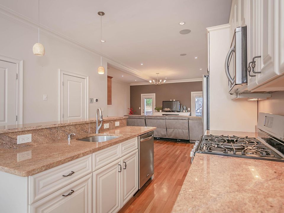 1st image of 462 E 7th St #1