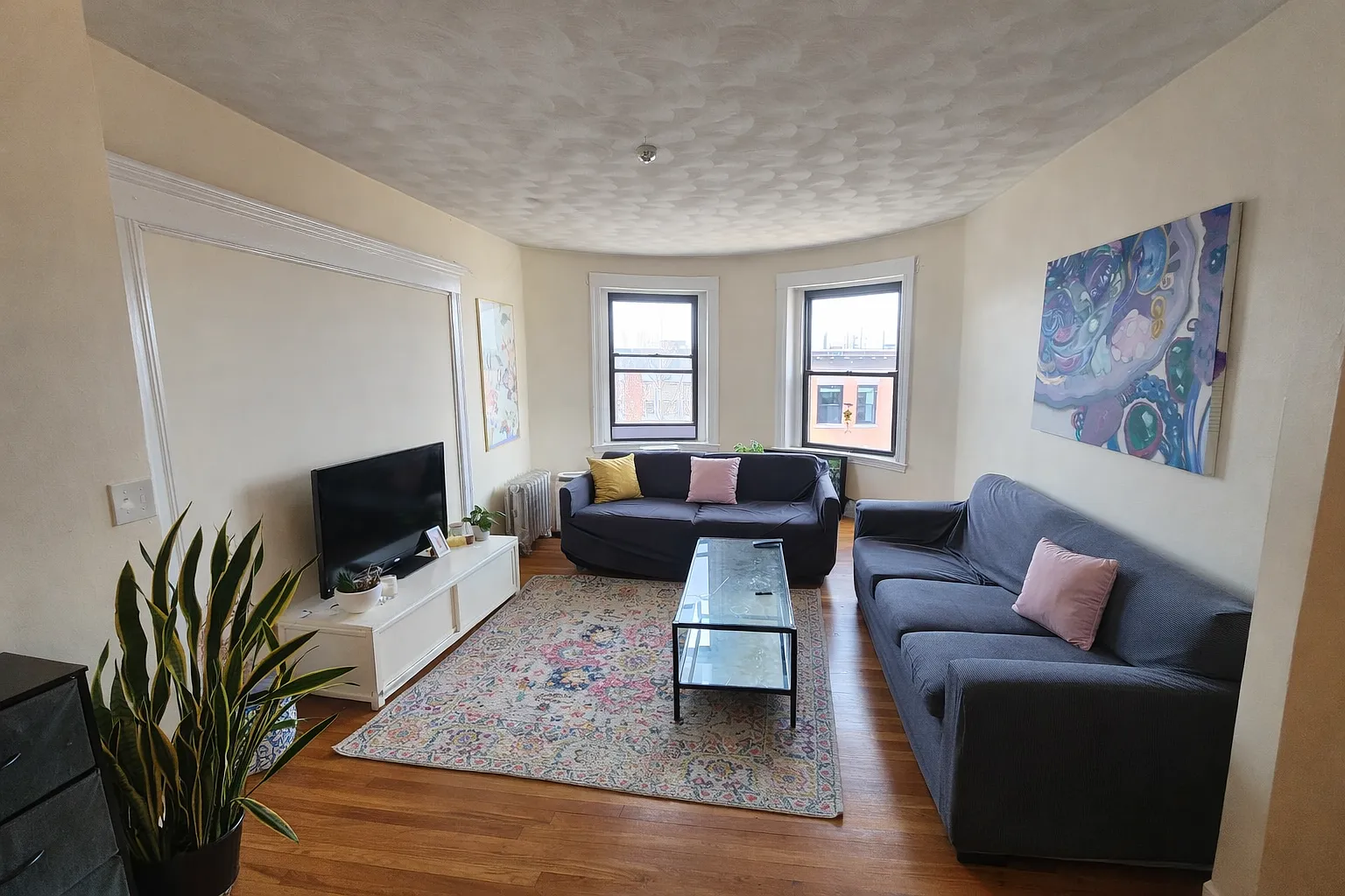 4 bed, 9999 sqft, $4,400 — Photo 1