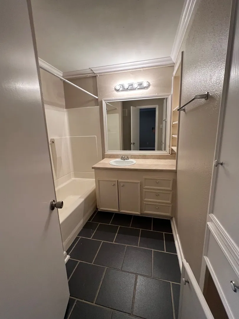 4036 Bellefontaine - Unit 8 — Photo 4