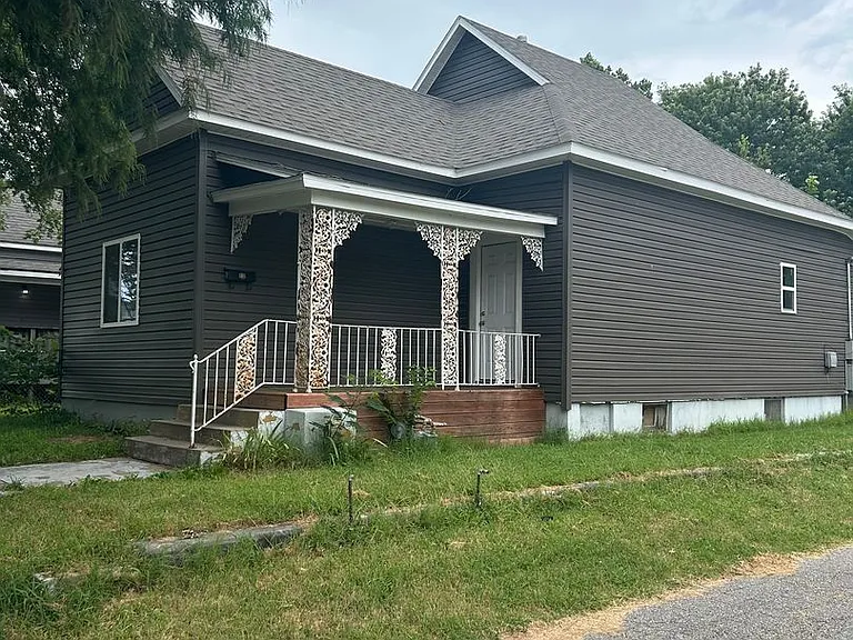 808 N Elm St — Photo 1