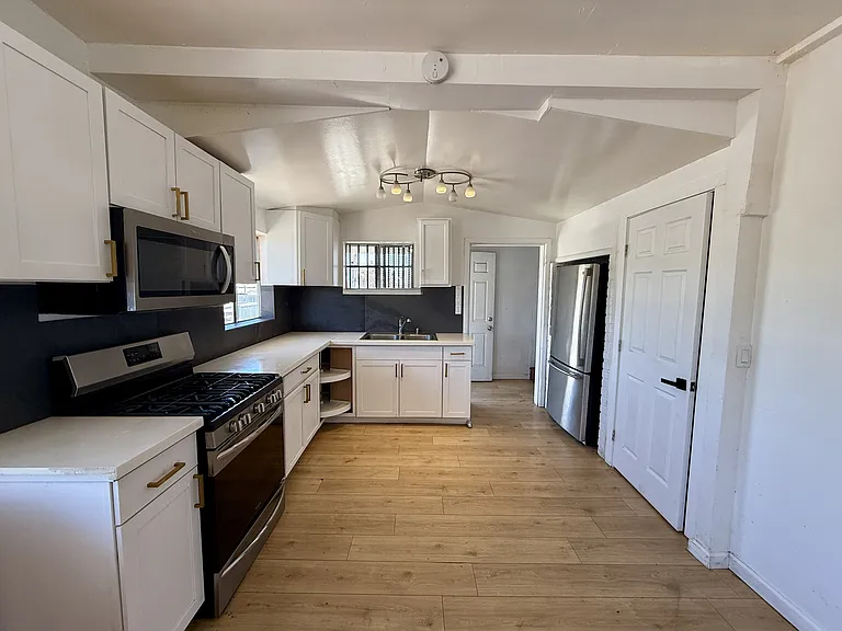 806 52nd Ave #B — Photo 3