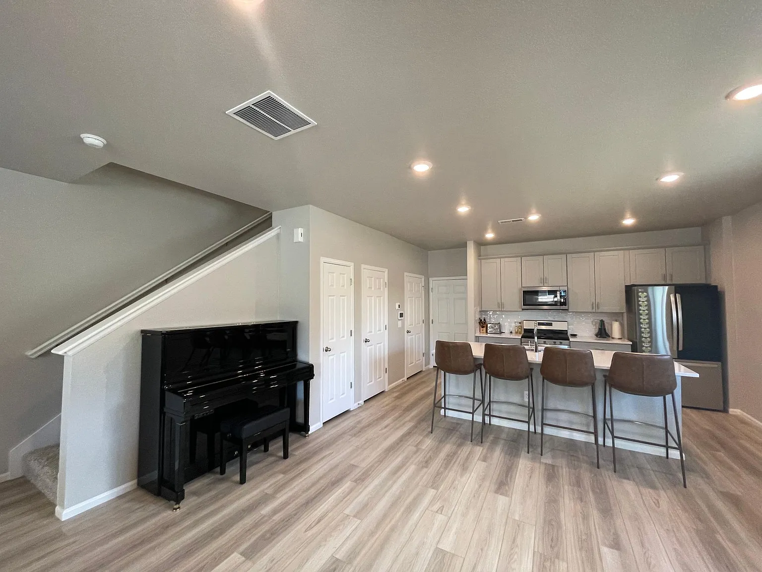 3 bed, 2.5 bath, 1874 sqft, $3,295 — Photo 4