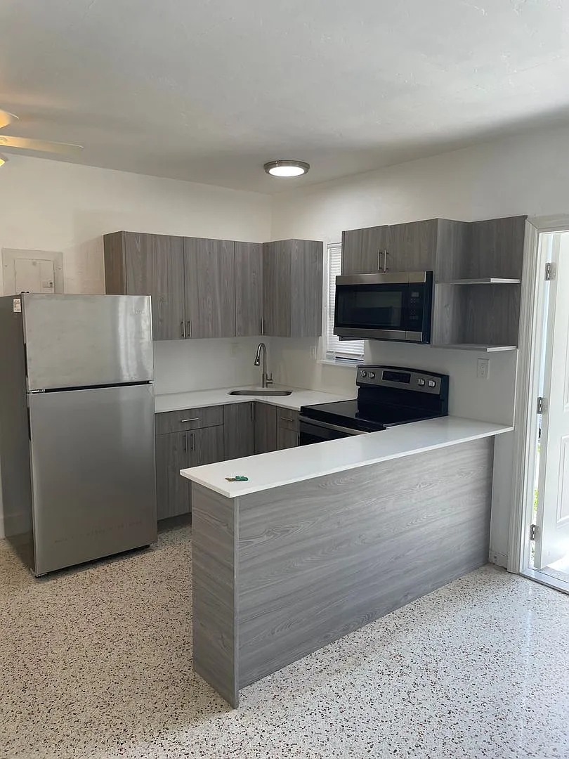 600 SW 10th Street — Photo 2