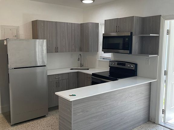 2nd image of 600 SW 10th St APT 7