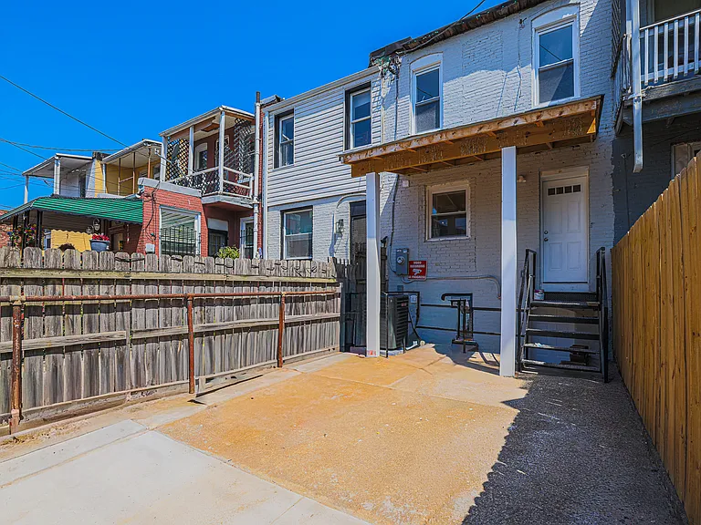 2729 E Monument St — Photo 31