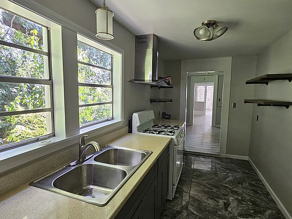 4th image of 822 Nunez St