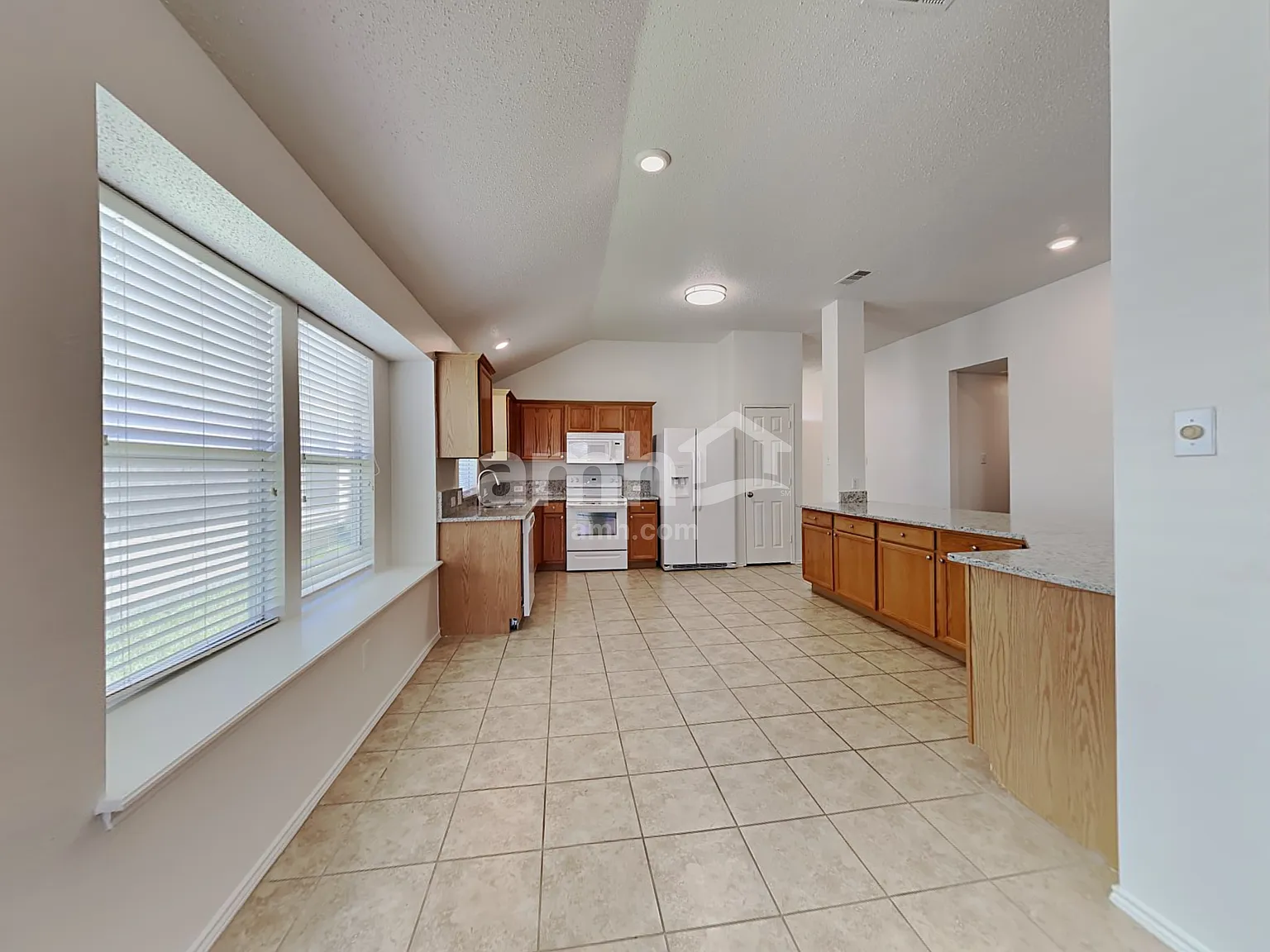 3 bed, 2.0 bath, 1829 sqft, $2,270 — Photo 3