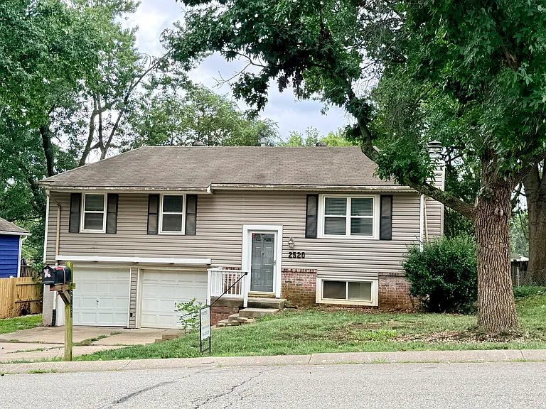 2520 NW Kingsridge Dr — Photo 1