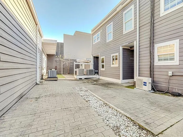 508 E Liberty St — Photo 12