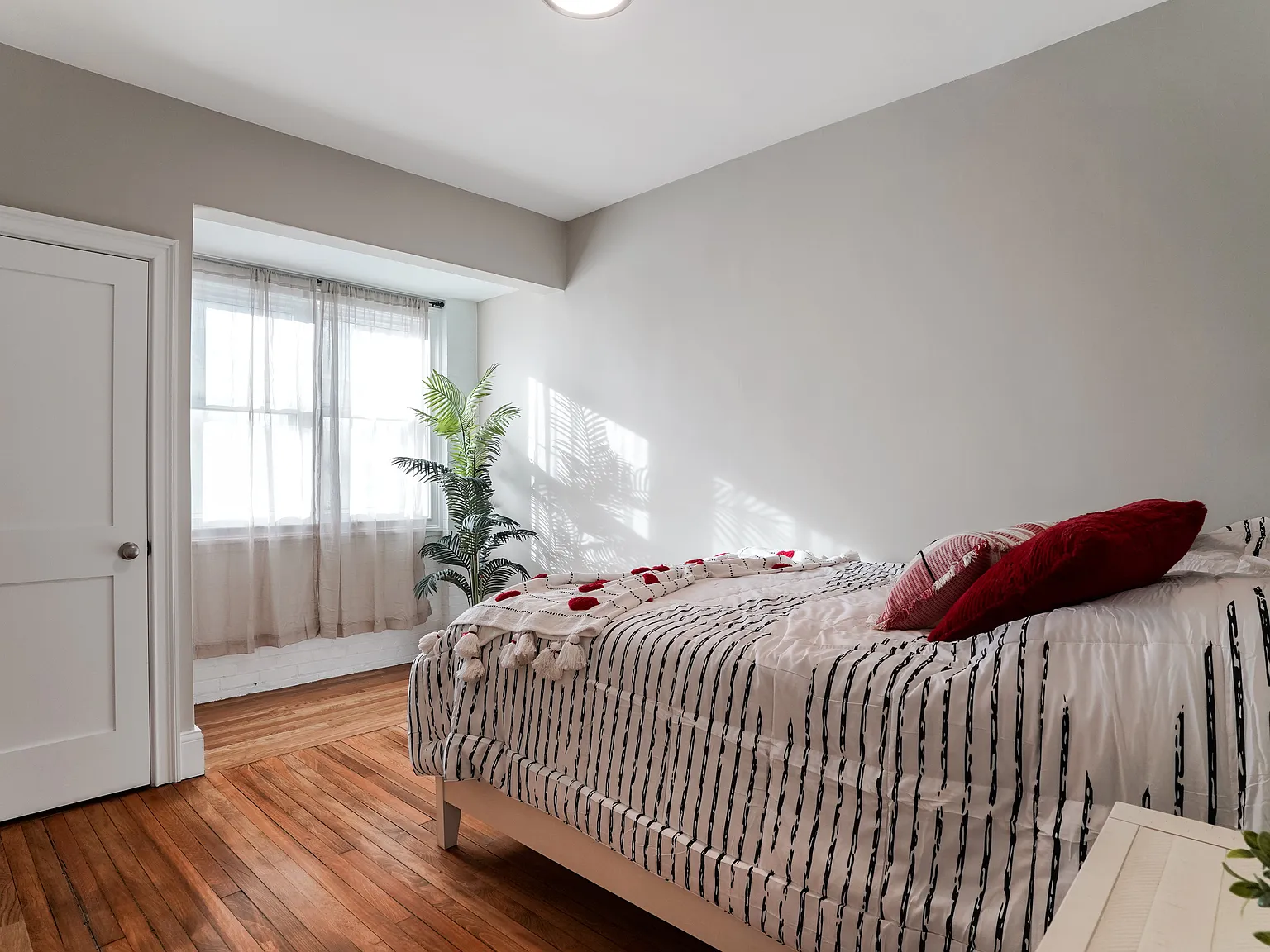 4 bed, 1000 sqft, $1,800 — Photo 3