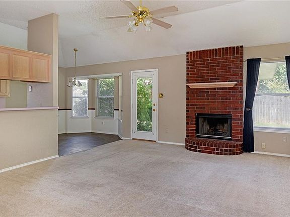 3rd image of 836 NW Park Meadow Ln