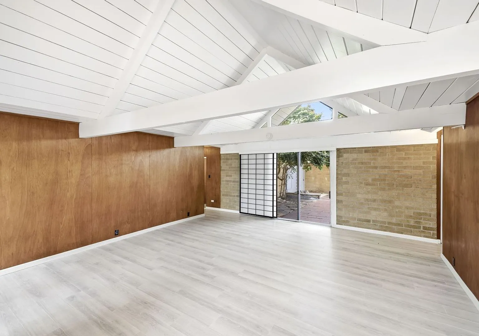 Charming 4+ Bed, 2 Bath Eichler in Desirable Greenmeadow — Photo 3