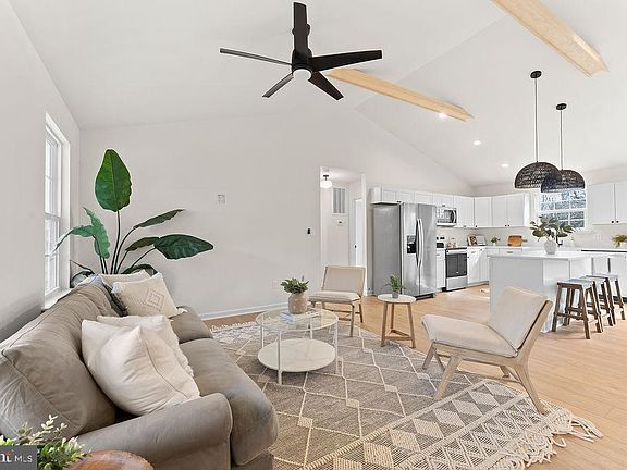 3rd image of 512 Cedar Hill Rd