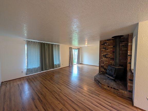 2nd image of 805 NE Ash Ct