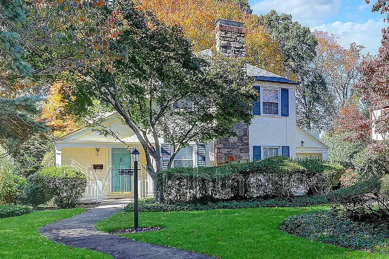 3 bed, 1.5 bath, 1392 sqft, $7,200 — Photo 3