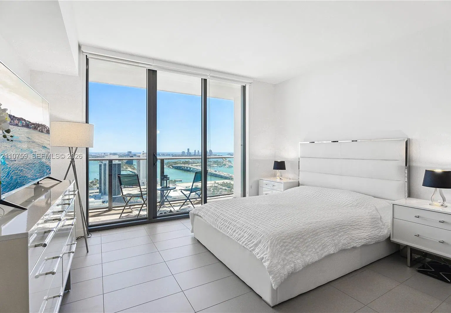 Canvas Condo — Photo 1