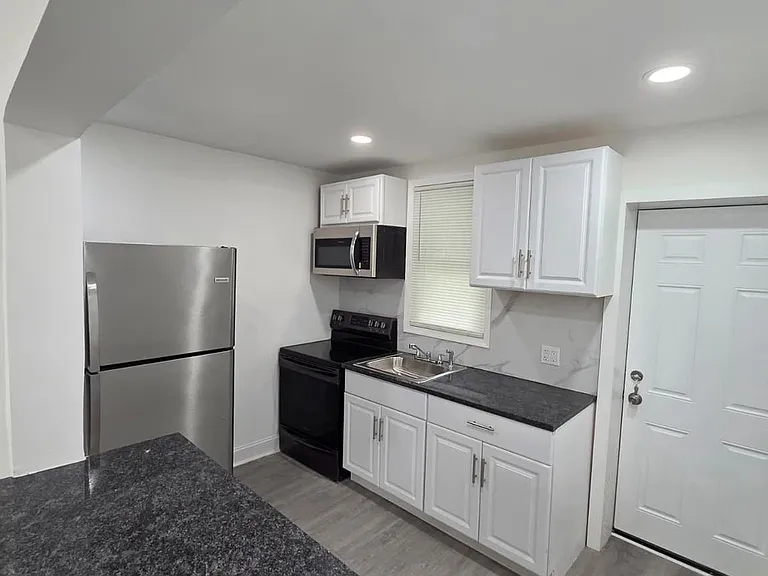 558 E Herman St — Photo 3