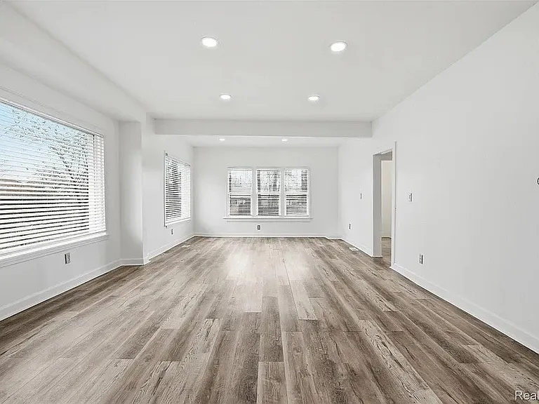 725 Lakewood St — Photo 4