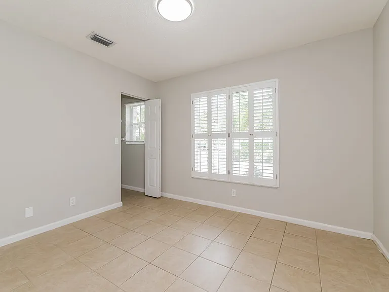 1910 Capeside Cir — Photo 13
