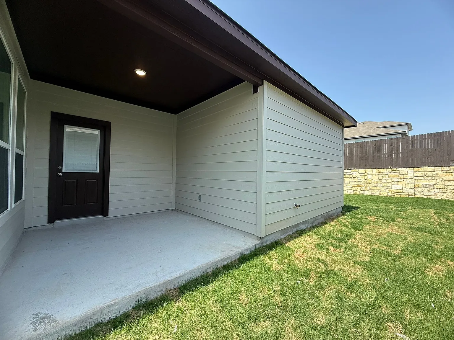 Luxury Duplex Available Today — Photo 2