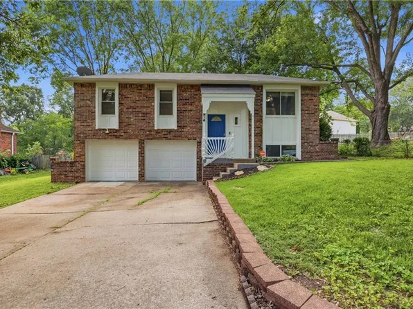 916 NW Berkshire Dr, Blue Springs, MO 64015