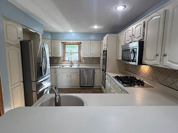 4th image of 215 Faris Ave