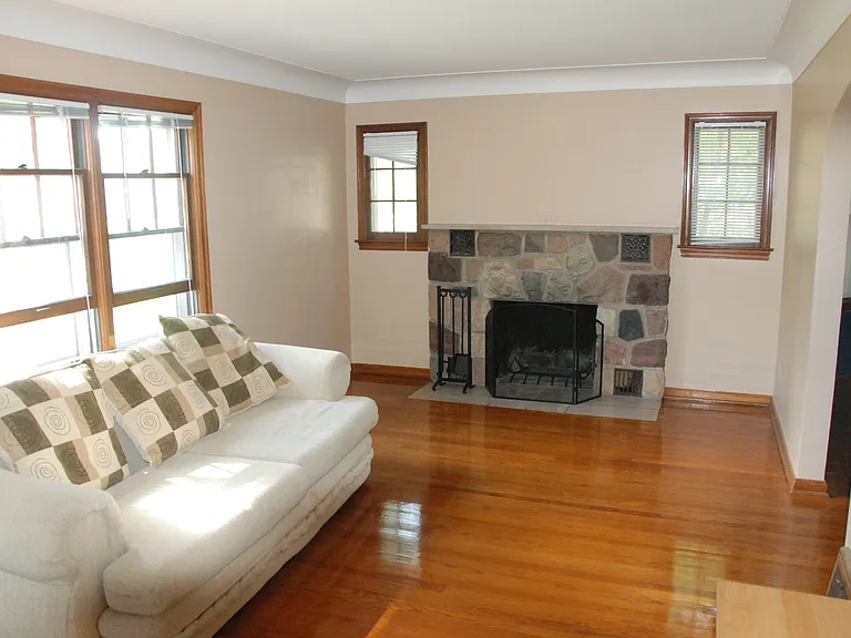 160 Olympia Dr — Photo 3