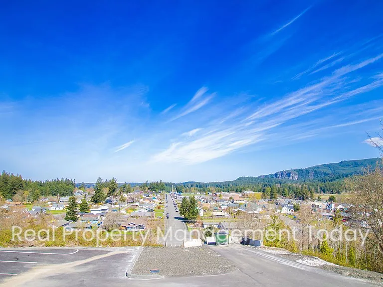 300 Larson St W — Photo 5