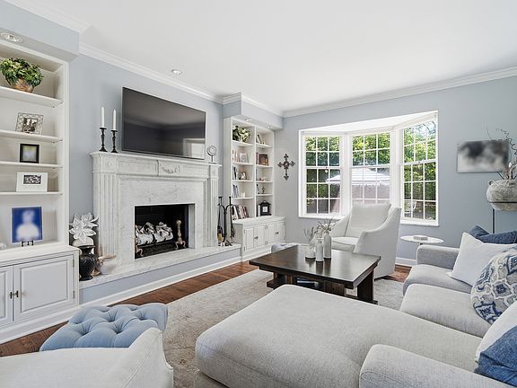 3rd image of 1360 Kenilwood Ln