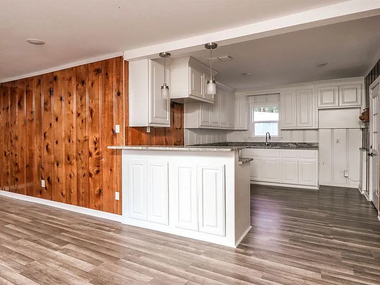 904 Skyview Dr — Photo 3