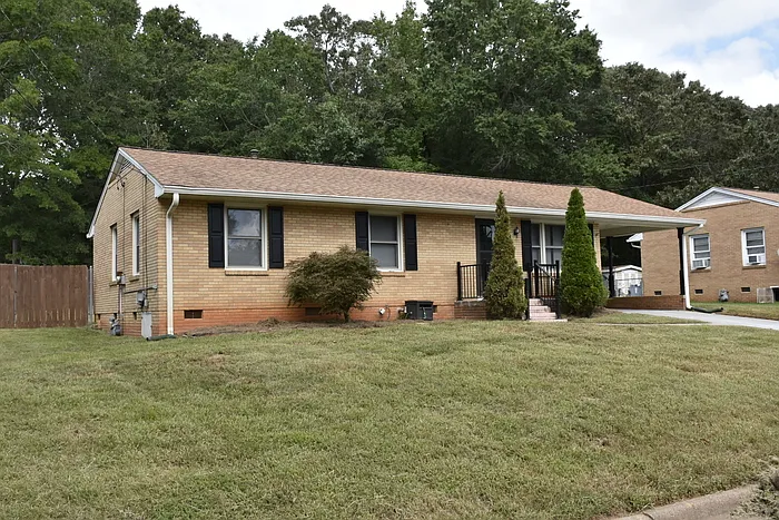 3 bed, 1.0 bath, 1428 sqft, $1,650 — Photo 2