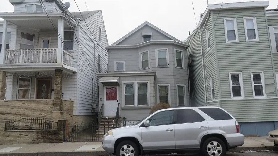 109 Redwood Ave photo 1