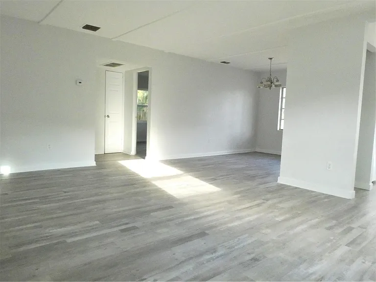 125 E King St — Photo 4