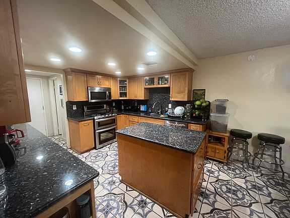 4th image of 6001 Templeton St