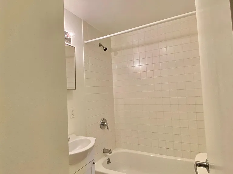 332-34 S 17th St #3C — Photo 16