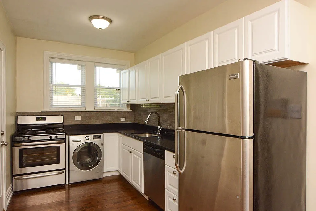 Building Photo - 3819.5 N Greenview Ave #E4