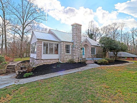 2nd image of 304 Lake Forest Dr